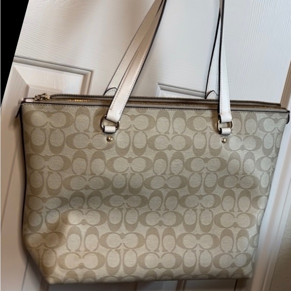 Coach Signature Canvas and Leather Gallery Tote in Light Khaki/Chalk